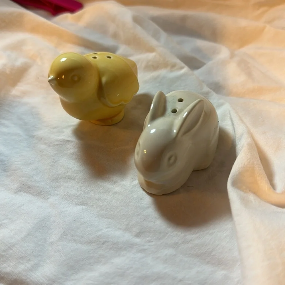 Mini Hallmark Bunny & Bird Salt and Paper Shakers. - no stoppers see pics